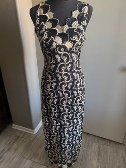 Fashion Royal black &  gold floral and scrollwork lace dress with slit in the back size M #glam #party Elegant dress size M,  In excellent condition l