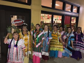 GRUPO DE DANZA FOLCLÓRICA