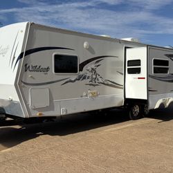 2011 WILDCAT TRAVEL TRAILER 28FT 1 SUPER SLIDE OUT 1 OWNER 