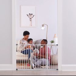 Regalo Easy Open Baby/Pet Gate 
#357
Retail $59.99
