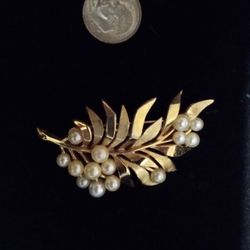 Vintage Trifari Pin.  Gold Tone With Faux Pearls