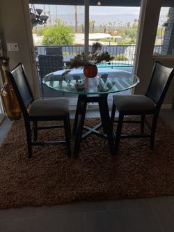 Bistro Table 2 Chairs & Rug Make offer!