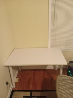 Poppin White DESK 47"