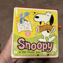 Snoopy In The music Box