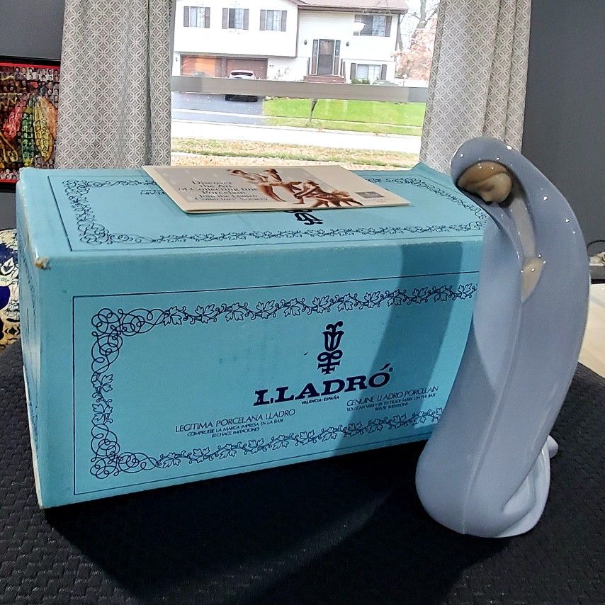 Lladro' Madonna Nativity figurine