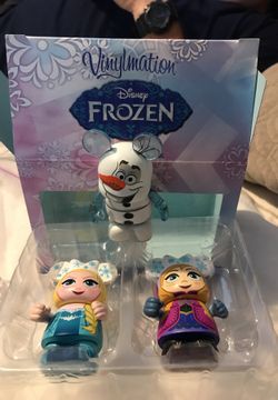 Disney’s Limited edition Elsa, Anna & Olaf Frozen vinylmations