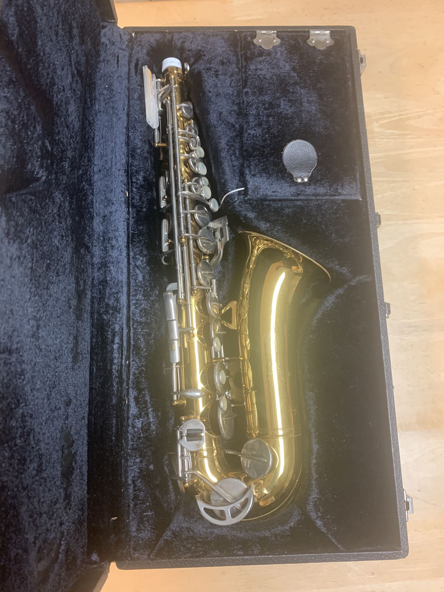 Good condition saxophone set with music stand