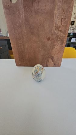 Decorative porcelain egg