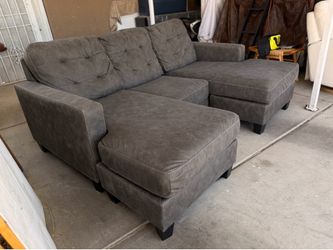 U Shaped Couch with Reversible Chaise in Charocal Gray