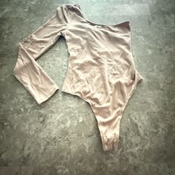 Astr The Label Women Small Bodysuit Long Sleeve Twist Back One Shoulder Beige 