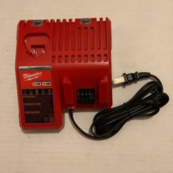 Brand New Milwaukee M18 Charger.     35 Firm on Price.     35 Firme en Precio.