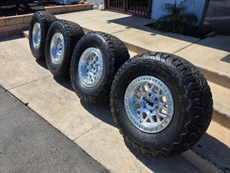 17" KMC w/ 35" BfGoodrich KO2 tires