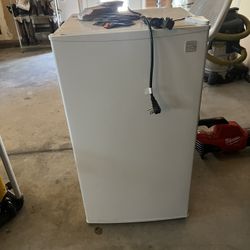 Kenmore 4.4 Mini fridge 
