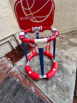 Floating basketball hoop for pool