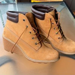 Estos son unos botines de cuña para mujer Timberland Amston, color trigo.