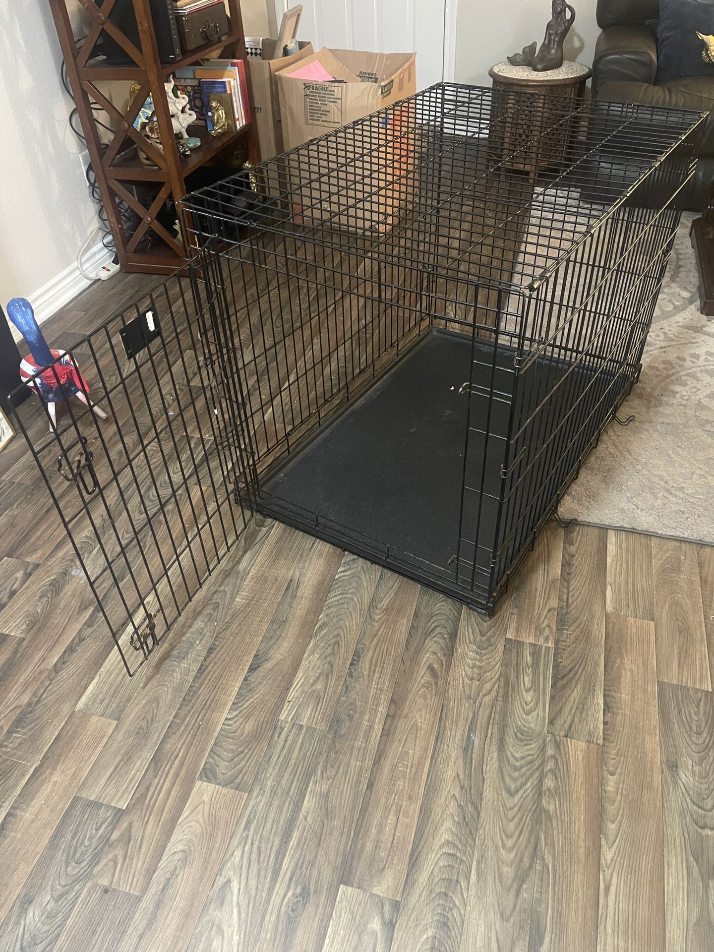 LARGE DOG KENNEL/CRATE