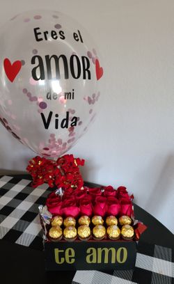 Arreglo flores y chocolate con globo personalizado.