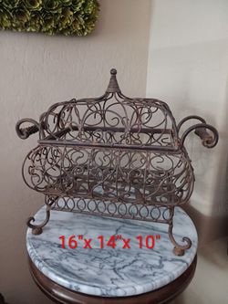Vintage Wrought Iron French Filigree Treasure Chest/Centerpiece Basket Decor And Lid
Fantastic Piece