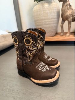 Boy boots size 4