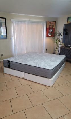 VERY NICE LIKE NEW KING SIZE SEALY POSTUREPEDIC MATTRESS AND BOXSPRING FOR SALE! IN GREAT CONDITION, FREE DELIVERY
