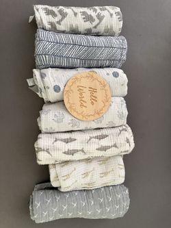 7 Muslin swaddles + welcome baby plate