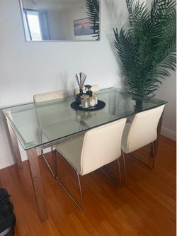 Glass Dinner table