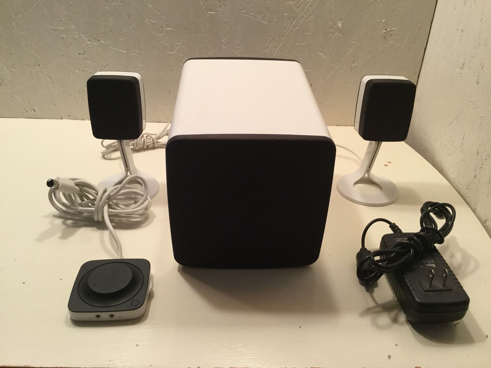 Dellâ„¢ AY410 Multimedia Speaker 2.1 computer speakers