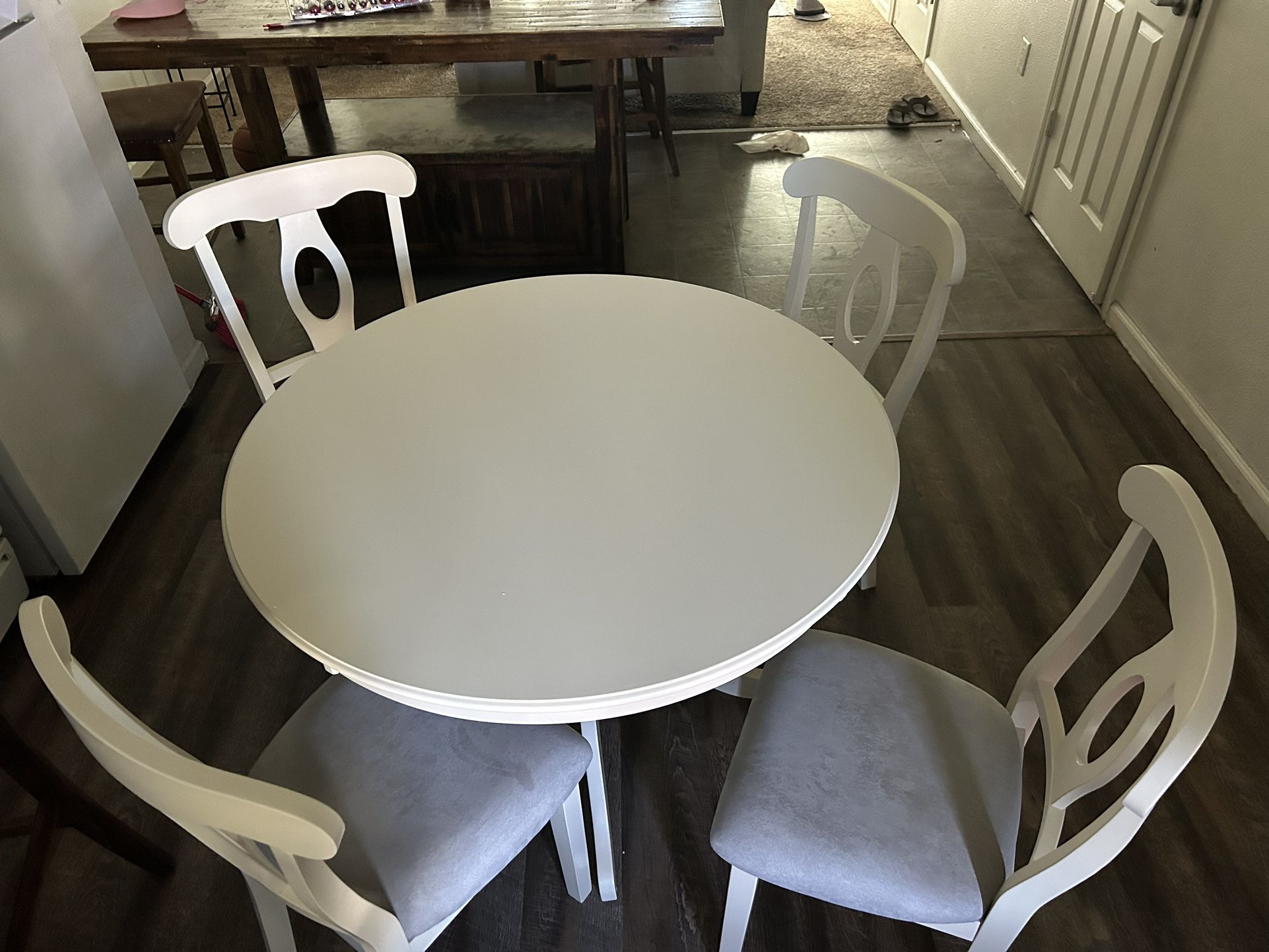 Beautiful Circular Table With  4 Chairs//Brand New