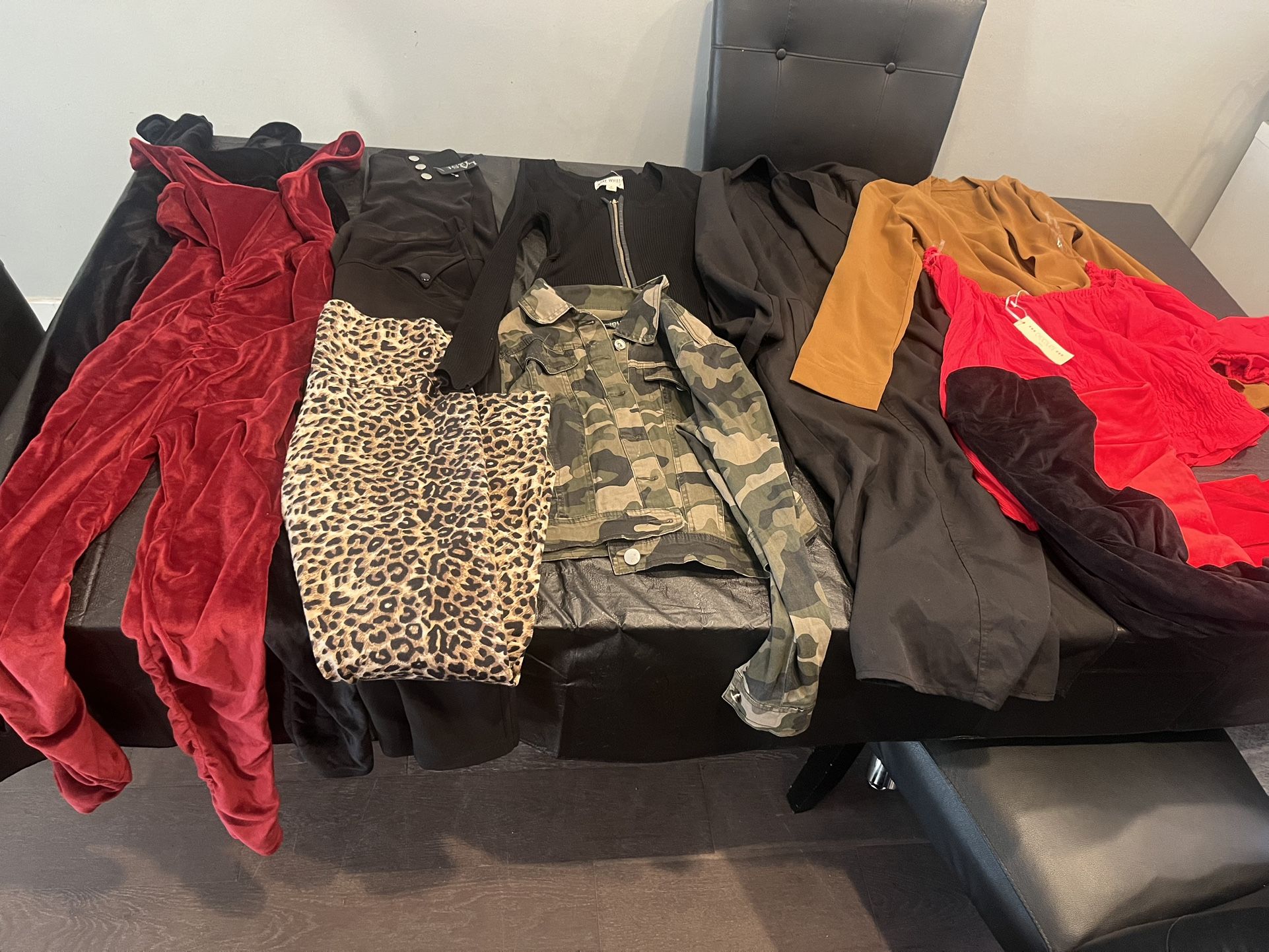 Size medium clothing, a bundle for $ 25