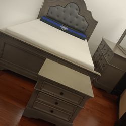 *Weekend Special!!!*---Charming Frisco Queen/King Bedroom Sets---From $799!!!---Delivery And Financing🤭