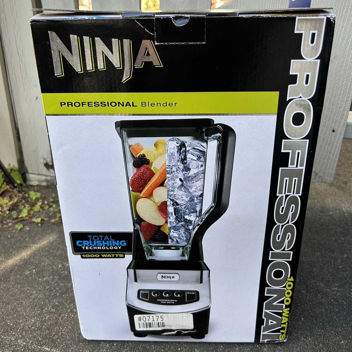 Ninja NJ601AMZ Professional Blender with 1000-Watt Motor & 72 oz  Dishwasher-Safe Total Crushing Pitcher for Smoothies, Shakes & Frozen  Drinks, Black [Video] [Video]