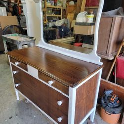 Dresser With Mirror