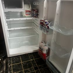 Mini fridge refri pequeño Enfria bien Santa Ana Edinger Fairview