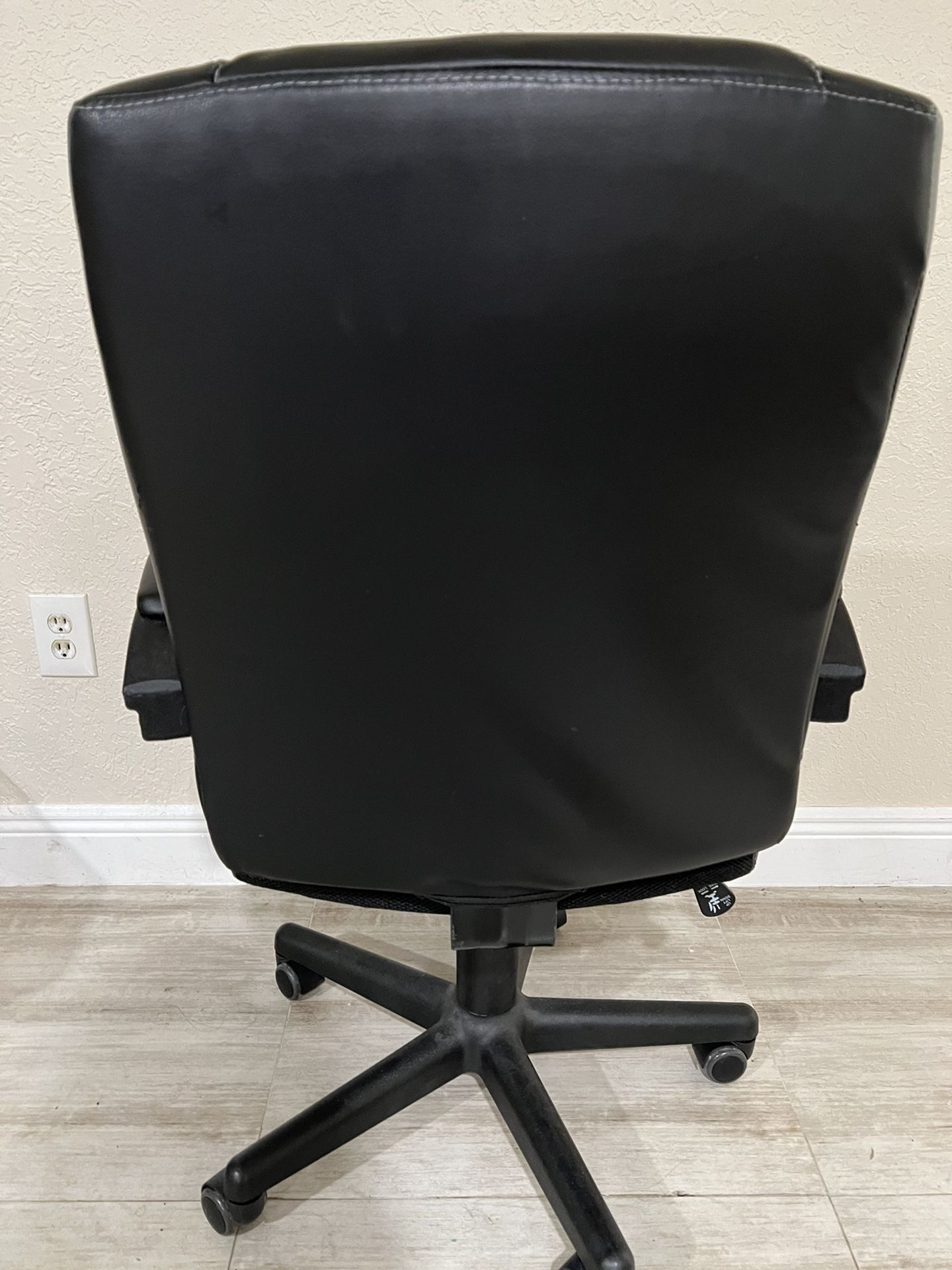 Black Leather Desk Chair for Sale in Hialeah, FL OfferUp