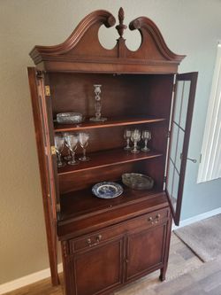 Traditional mahogany china cabinet/hutch