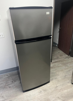 Estate Top Freezer Fridge – Stainless, Clean Interior, 19 cu ft