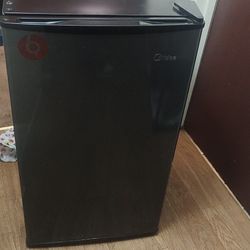 midea mini fridge 