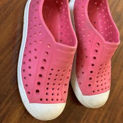 Girls native Shoes Size 11 pink