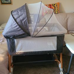 Kiniew 2-in-1 Baby Bassinet & Bedside Sleeper - Like New