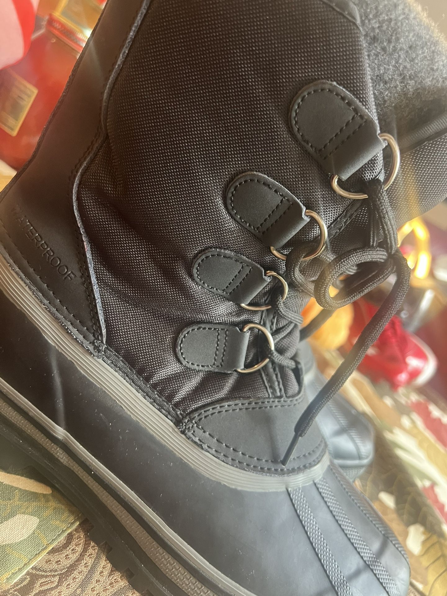 Men’s Size 8 Waterproof/ Thinsulate Lined Boots 