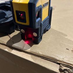 DEWALT 165 ft. Red Self-Leveling 5-Spot & Horizontal Line Laser Level with (3) AA Batteries & Case   Like new condition 