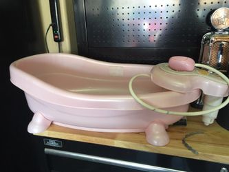 Pink baby bathtub.