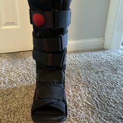Orthopedic Walking Boot – Size M Excellent condition, gently used.