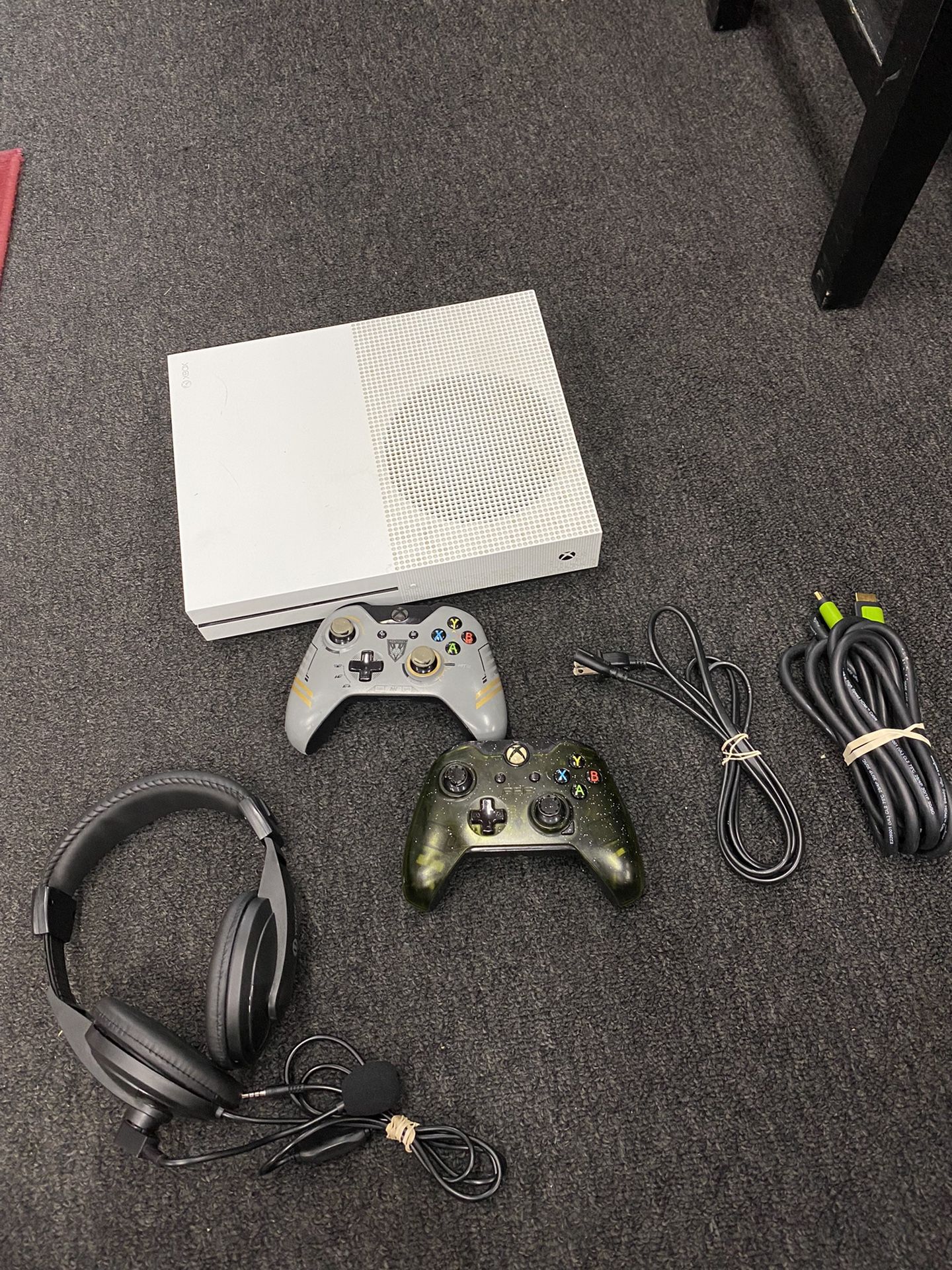 Xbox One S 1TB 2 Controllers, Headset 