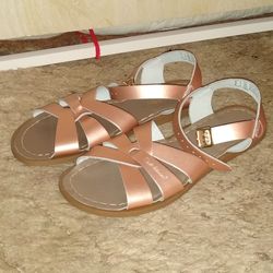 Brand NEW Adorable 😍 Rose 🌹 Gold Colored Women's Salt Water Sandals Size 7! 👡