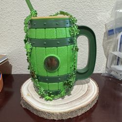 St. Patrick’s Day Mug Centerpiece