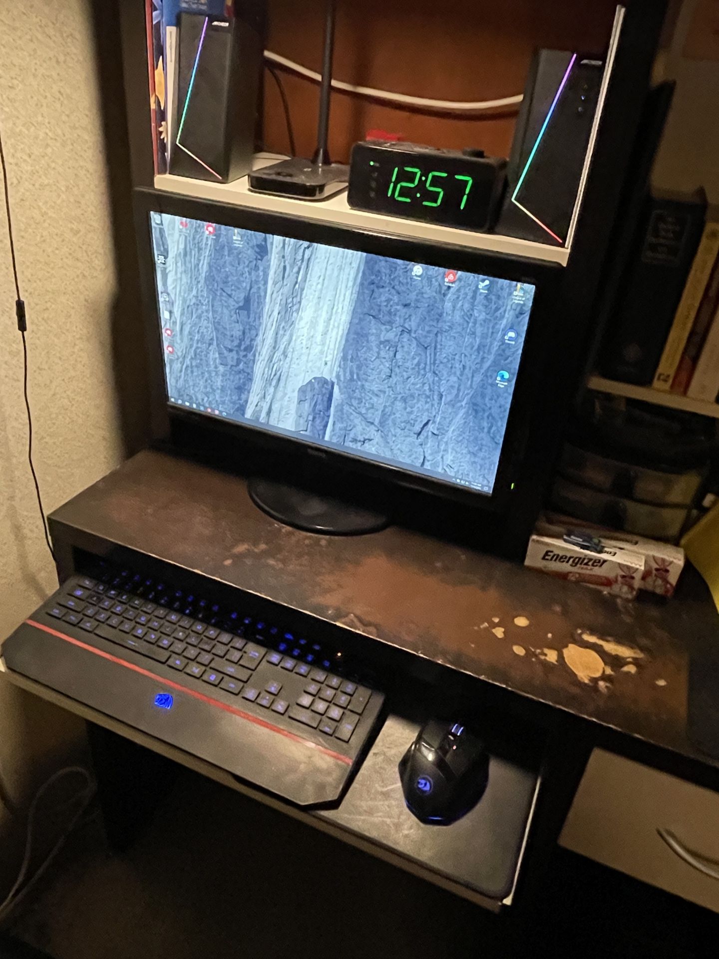 Lenovo Thinkcentre PC, BenQ Monitor, Mammoth Mouse, Keyboard & Speakers