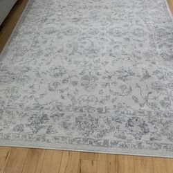 Carpet . 6’7-9’2 . Like new condition  From smoke/pet and kid free home 