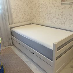 White wood trundle bed