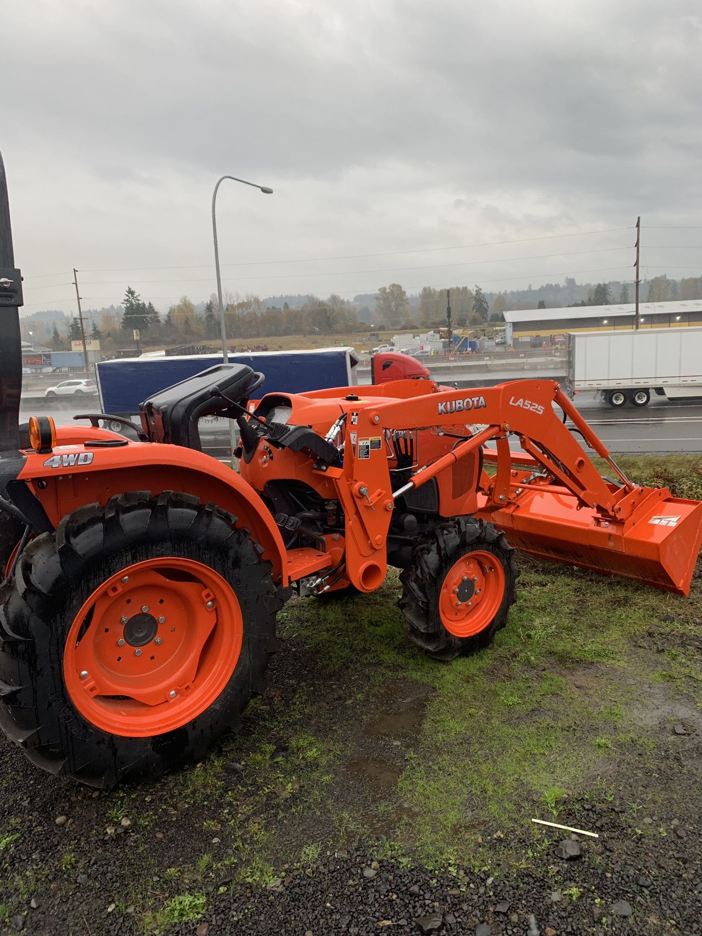 Kubota L3901 Tractor and Loader. 10 HOURS!!! for Sale in Chehalis, WA